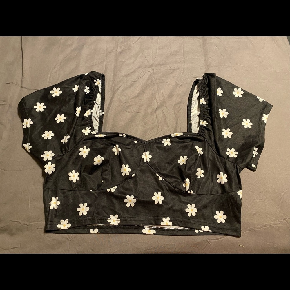 Cropped daisy print top